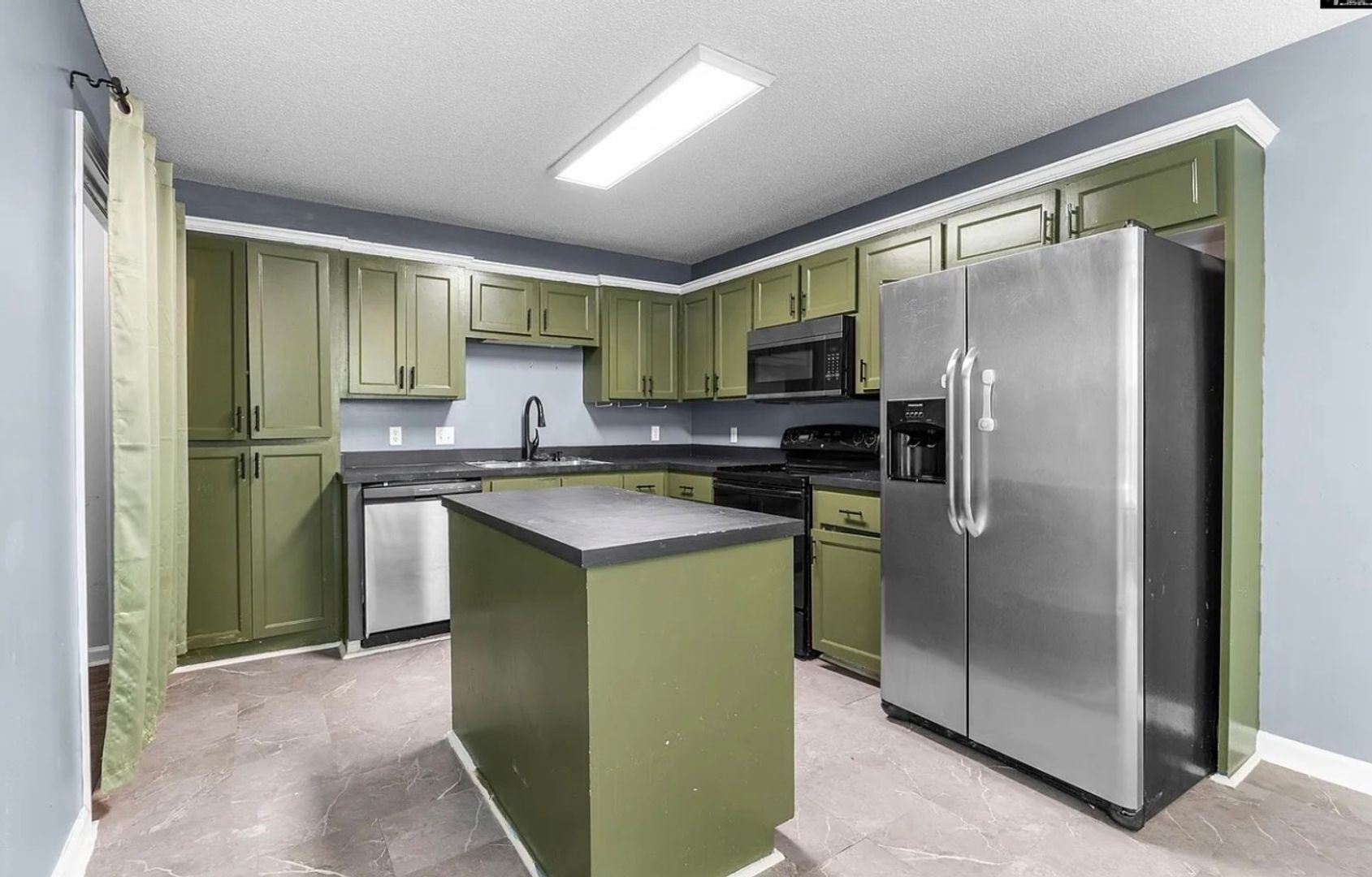 Building Photo - 4223 Woodridge Dr