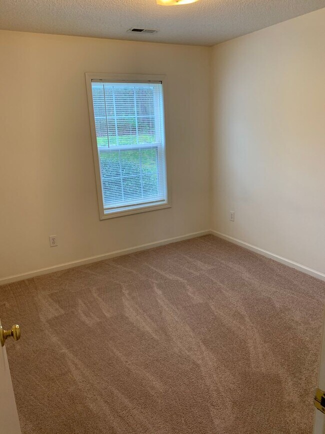 Building Photo - 113 Springwood Ln