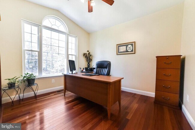 Building Photo - 24900 Fox Run Ln