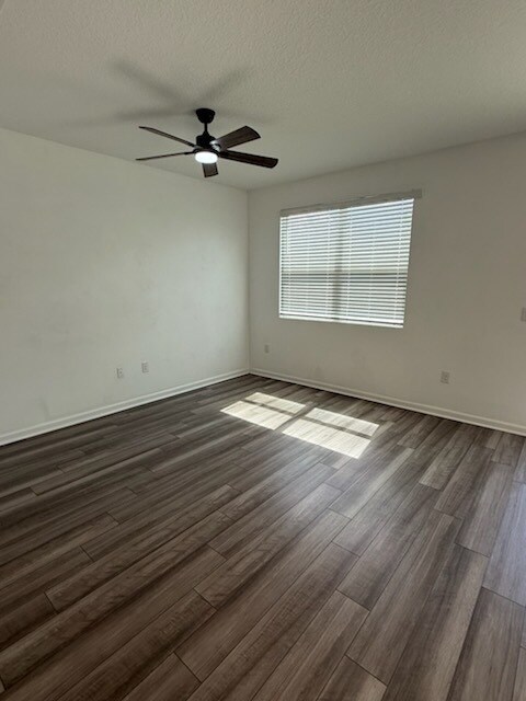 Building Photo - 3BR 2.5BA Townhome w/ Attached Garage • Granite Kitchen • Patio in Gibsonton