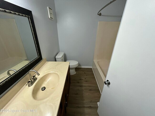 Building Photo - 2101 Forest Knoll Dr NE