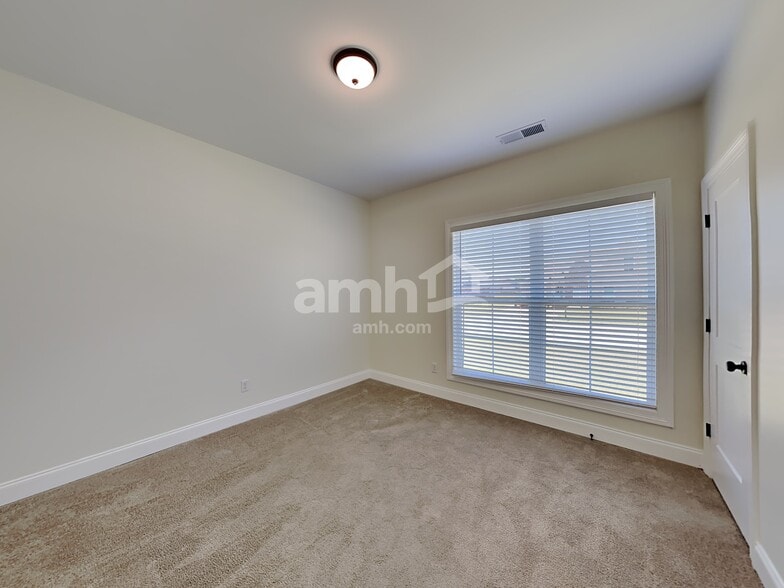 Building Photo - 4130 Vineyard Dr E