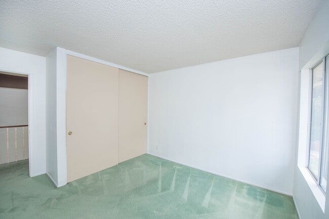 Building Photo - Rose Hills