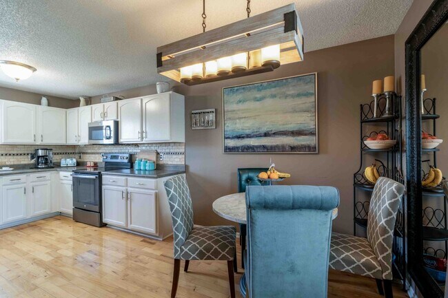 Building Photo - 3 bedroom Dog Friendly Home For Rent with Swimming Pool!