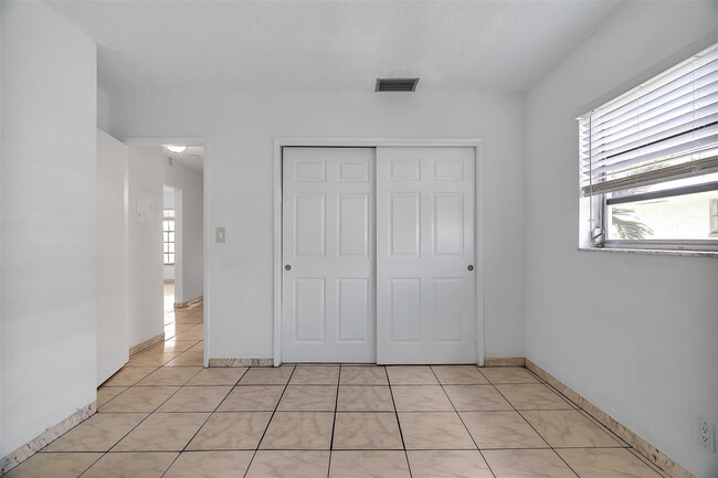 Building Photo - 1049 NW 30th Ct