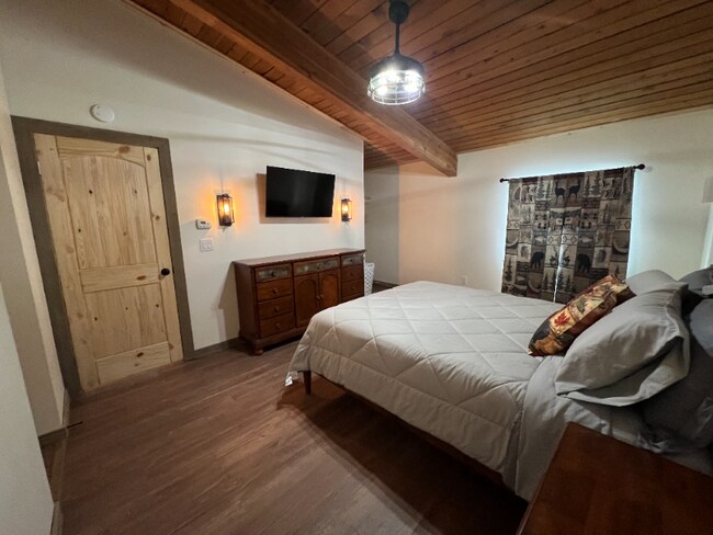 Building Photo - 2301 Lincoln