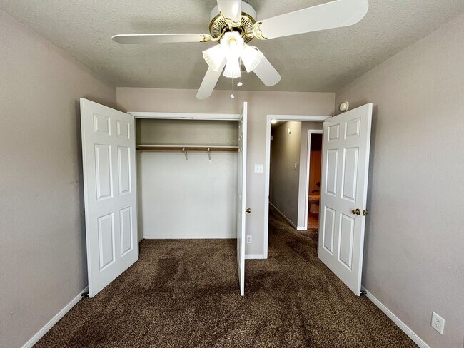 Building Photo - Available NOW  This home is centrally loca...