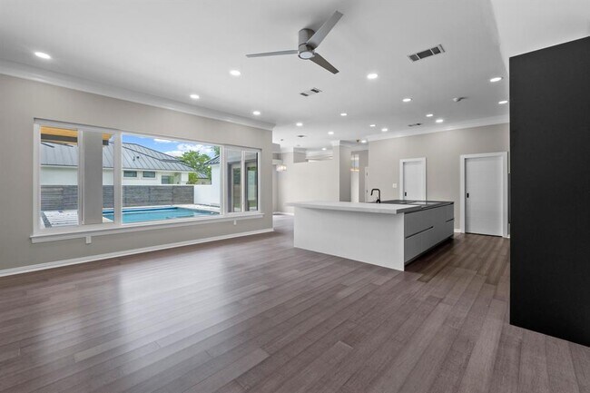 Building Photo - 9309 Bluegrass Dr