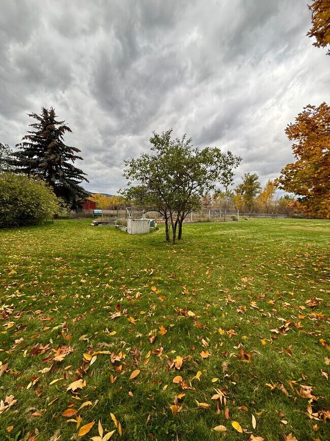Building Photo - Spacious 4BR, 2.5BA home on 1.3 acres in O...