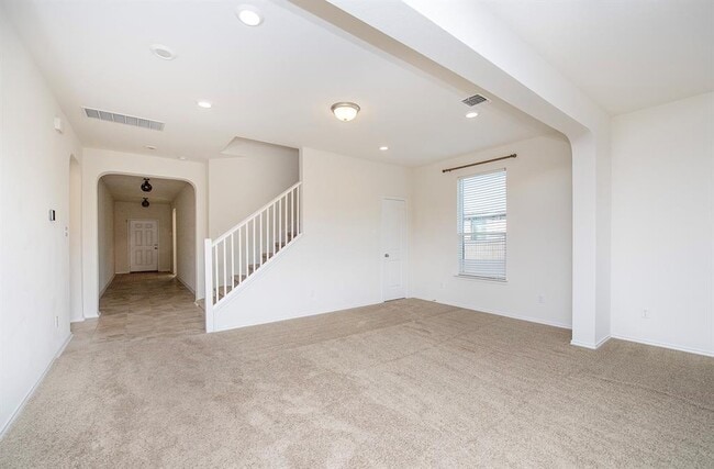 Building Photo - 120 Mammoth