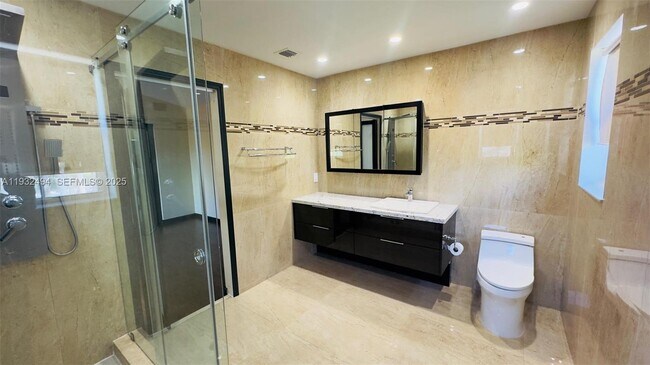 Building Photo - 1094 Redwood St