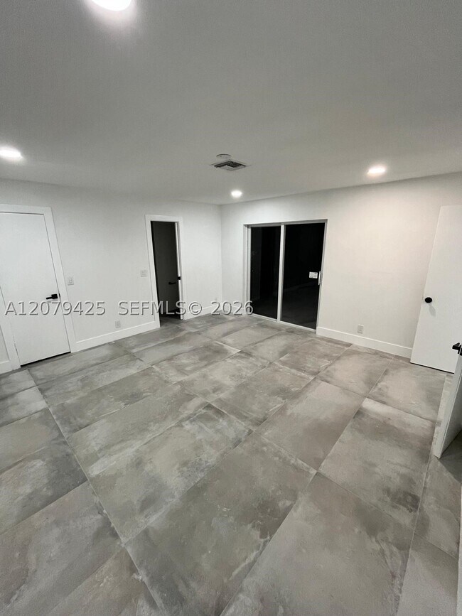 Building Photo - 3352 Lakeview Dr