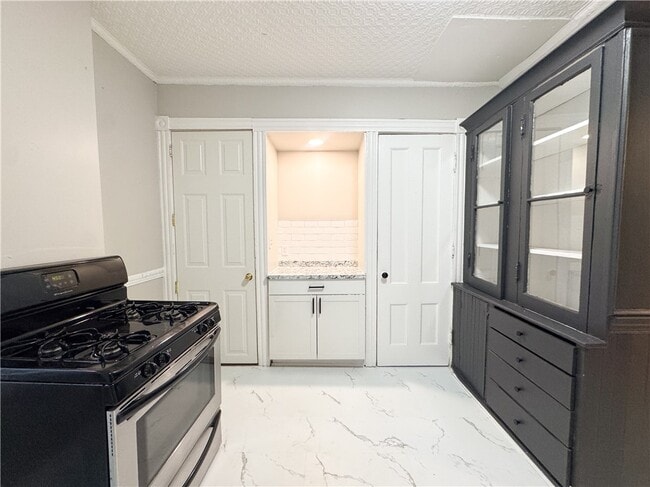 Building Photo - 102 Gregory St