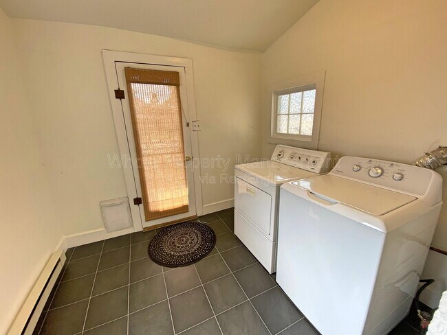 Building Photo - 715 Elati St