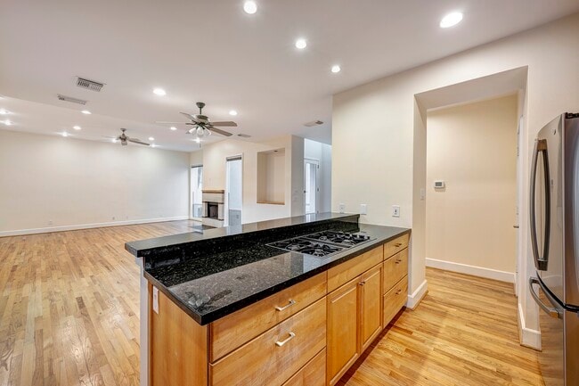 Building Photo - 3107 Greenbriar Dr