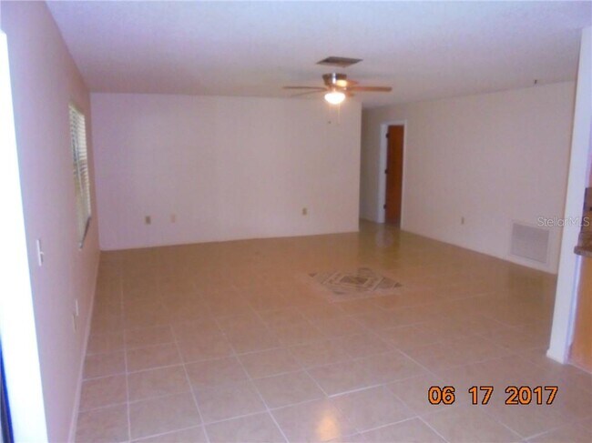 Building Photo - 902 Plum Tree Ln