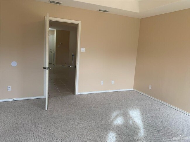Building Photo - 11 Frontier Dr