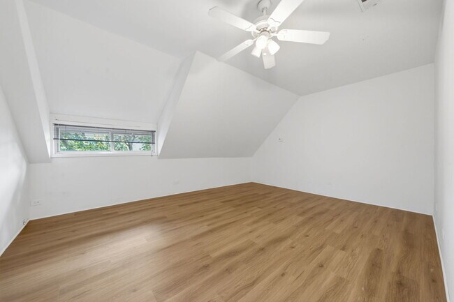 Building Photo - 3300 N Southport Ave