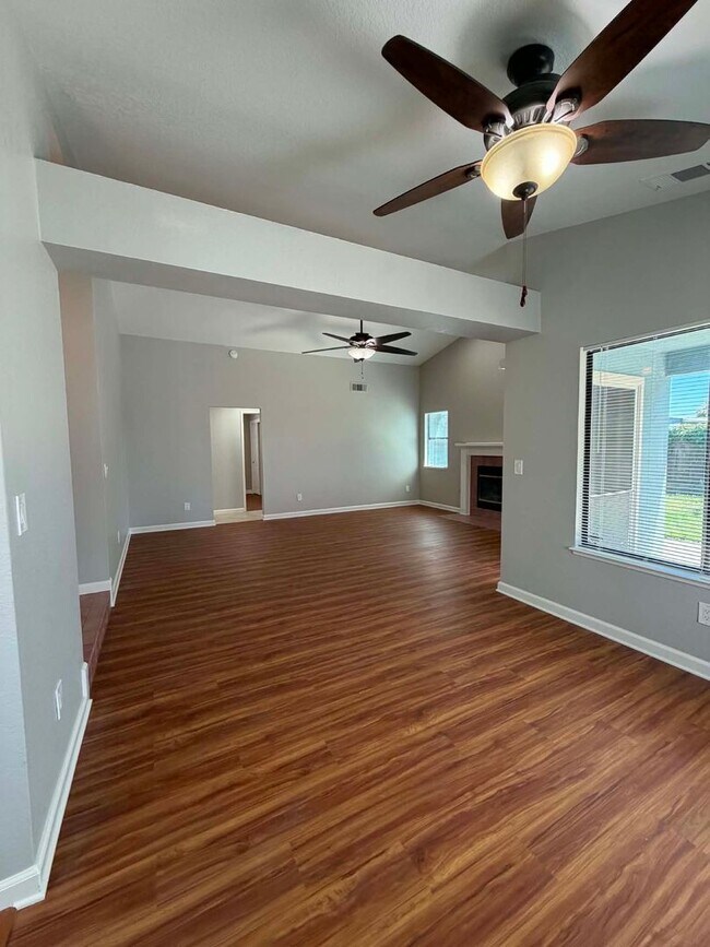 Building Photo - Beautifully Updated 3 Bedroom Home