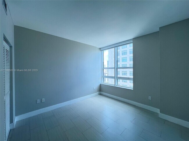 Building Photo - 950 Brickell Bay Dr