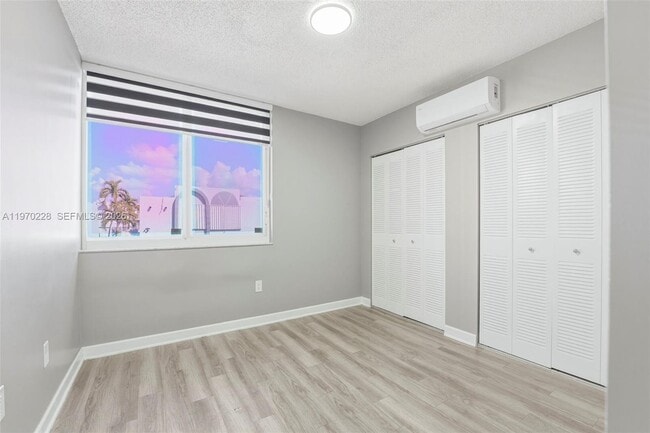 Building Photo - 1096 W 42nd Pl