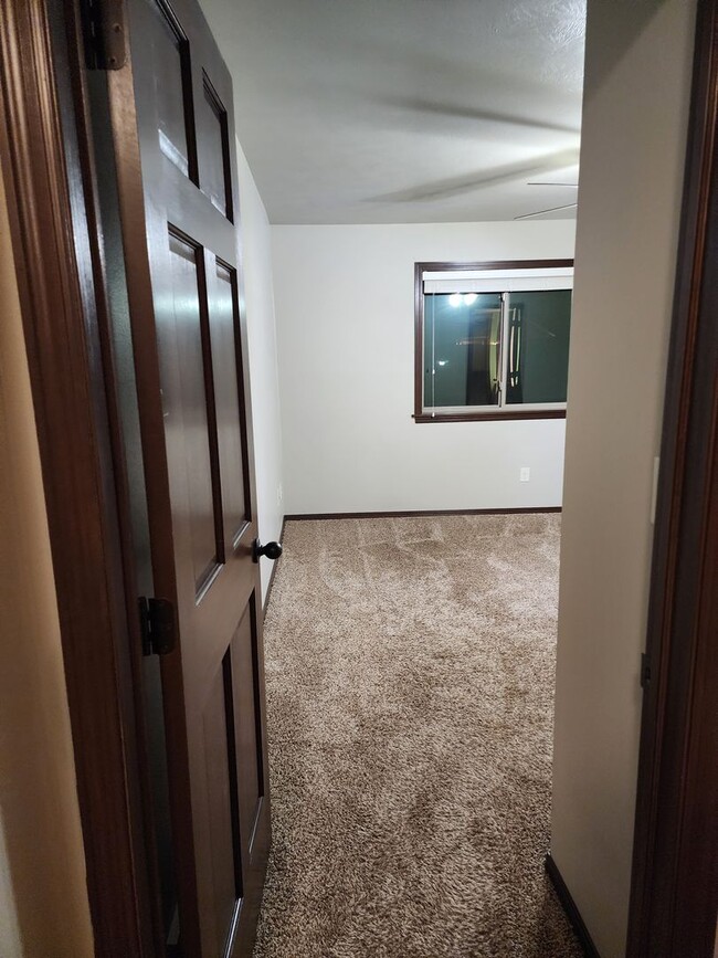 Building Photo - Three bedroom two bathroom Twin home