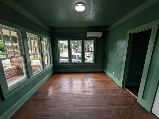 Building Photo - 216 N University Blvd