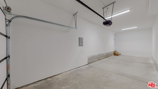 Building Photo - 4462 W Maplewood Ave