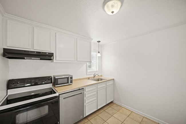 Building Photo - 1539 Hawthorne St