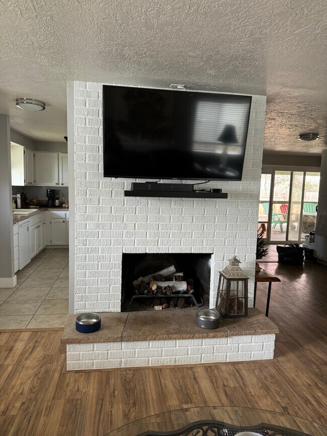 Building Photo - 1405 E Bergeson St