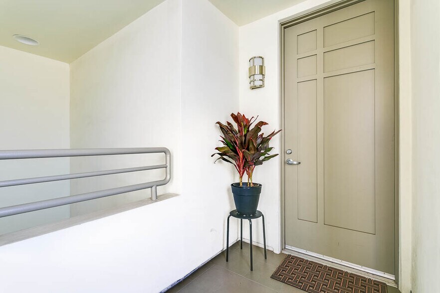 Building Photo - 257 S Hudson Ave