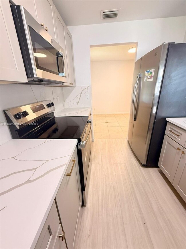 Building Photo - 236 NW 12th Ct