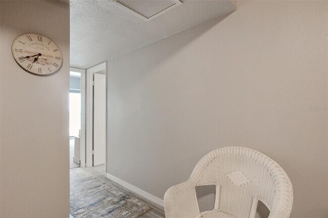 Building Photo - 1050 Longboat Club Rd