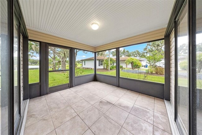 Building Photo - 8006 Oak Dr