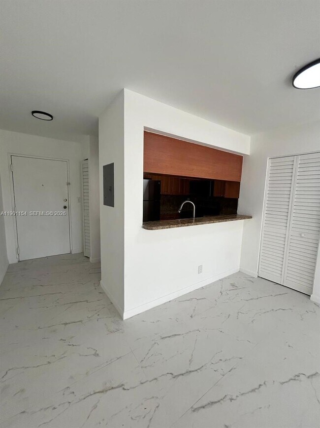 Building Photo - 2221 Sherman Cir