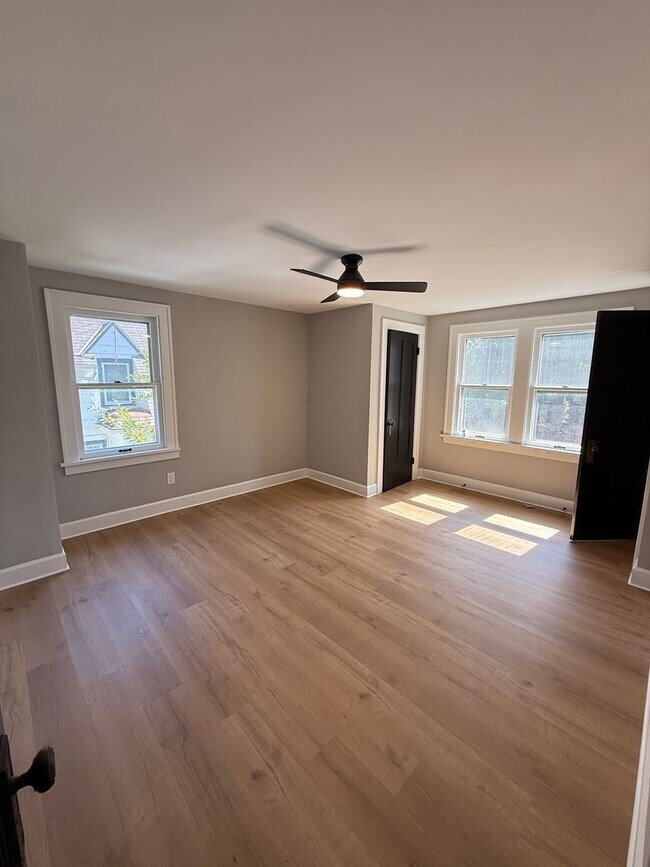 Building Photo - Bright modern home with large back yard!
