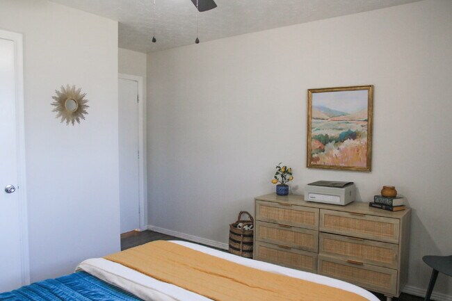 Building Photo - Spacious Updated Home!