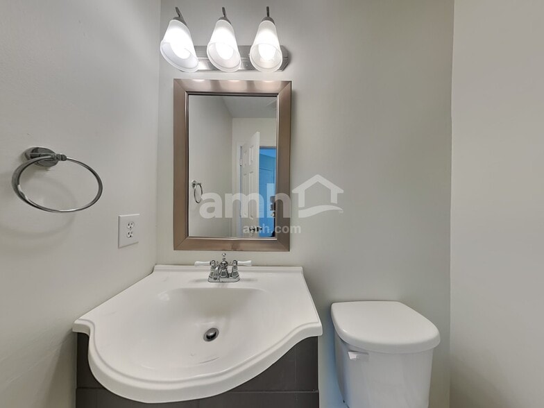 Building Photo - 510 Fairview Lake Way