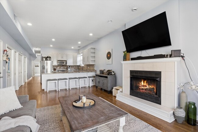 Building Photo - 323 W Schiller St