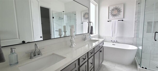 Building Photo - 311 Cyclamen St