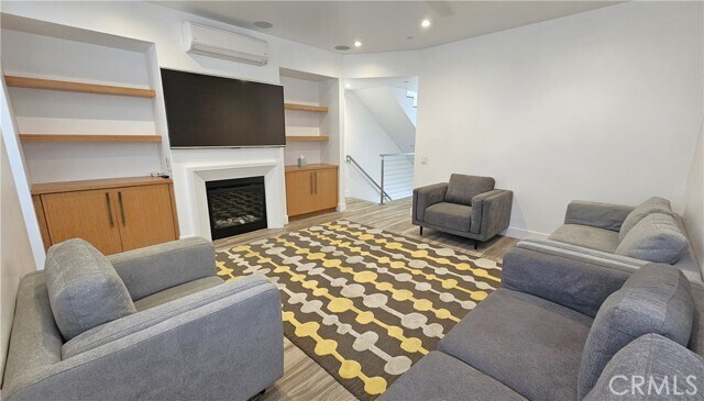 Building Photo - 237 1st St