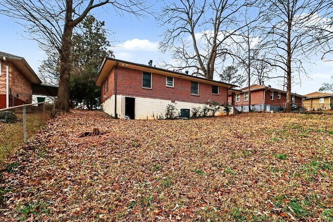 Building Photo - $1,495/month | 3 Bed | 2 Bath | Single-Level Ranch