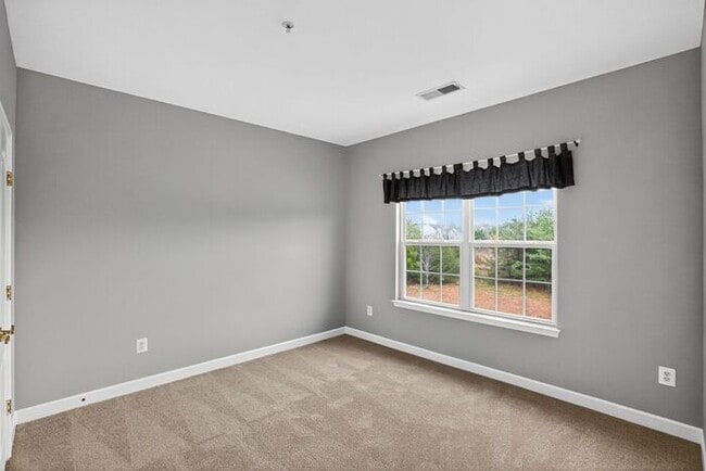 Building Photo - 2983 Devonfield Ave