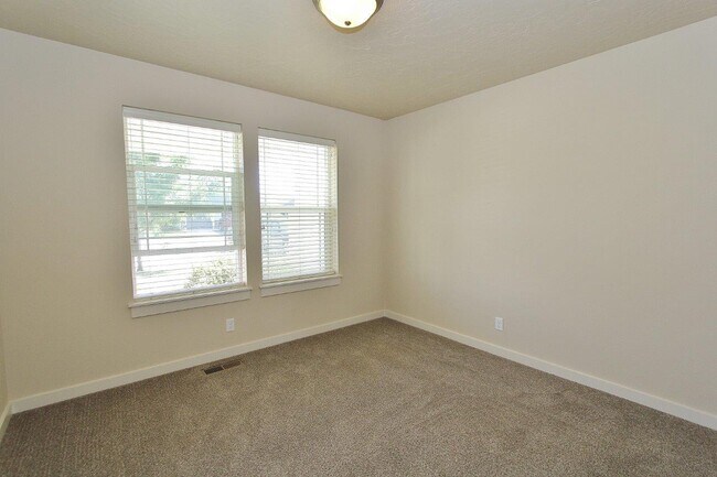 Building Photo - 4044 Queen Anne Dr