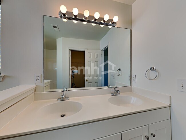 Building Photo - 4 Cherrystone Ct