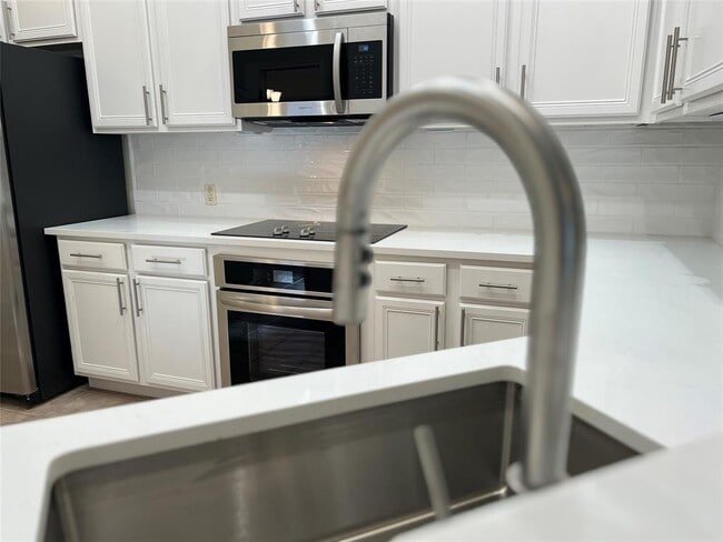 Building Photo - 10 Troon Dr