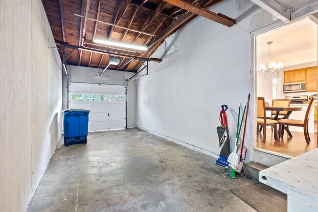 Building Photo - 814 Holiday Ave