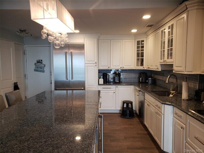 Building Photo - 100 W Broadway