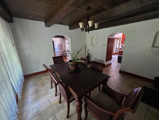 Building Photo - 2002 N Mountain Ave