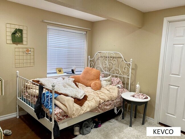 Building Photo - Perfect Townhouse for Roommates!